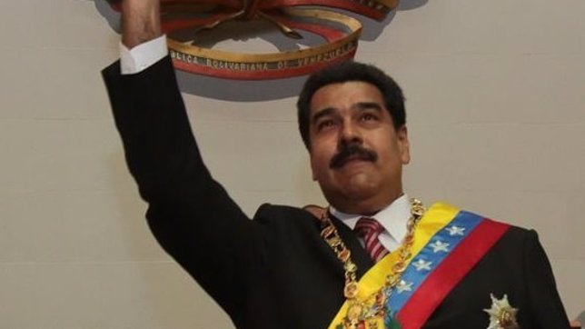 Maduro con el texto de la Ley Habilitante