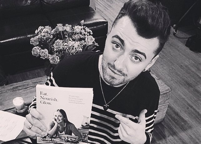 Sam Smith muestra el libro con el que ha perdido 6 kilos en dos semanas 