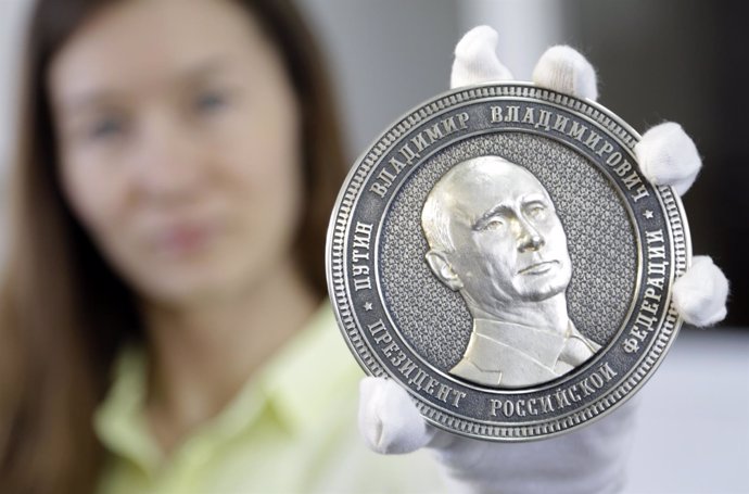 Moneda conmemorativa con la cara de Putin por la anexión de Crimea