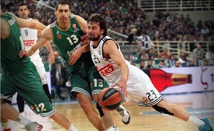 Llull intenta librarse de un rival ante el Panathinaikos en Euroliga