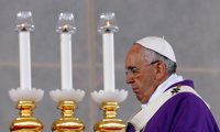 El Papa denuncia en Nápoles que cerrar la puerta a los inmigrantes o no dar trabajo digno es "corrupción"