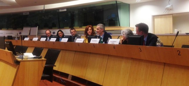 Juan Pablo Rebolé (tercero por la izquierda) durante el encuentro europeo