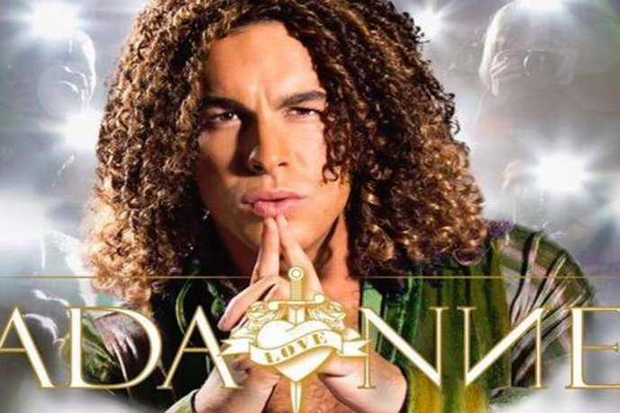 Mario Casas, el Bisbal de Álex de la Iglesia