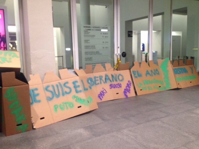 Protesta ante las puertas del Macba tras la suspensión de una exposición
