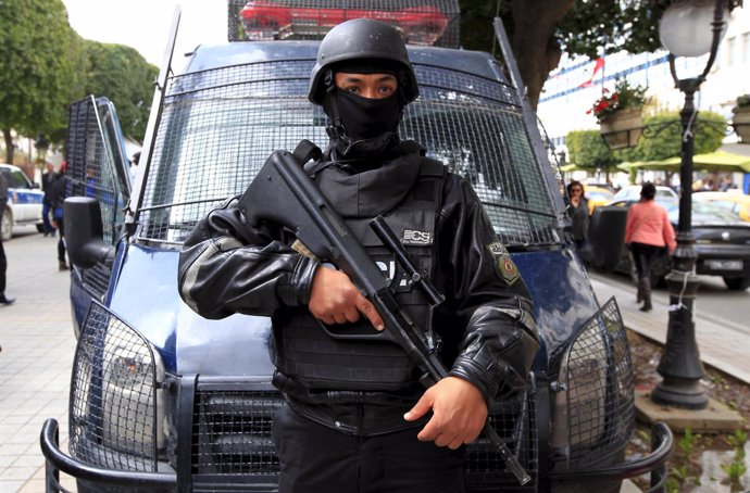 Policía tunecino en la avenida Burguiba de Túnez