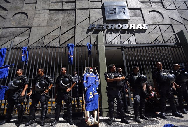 Protesta frente a Petrobras