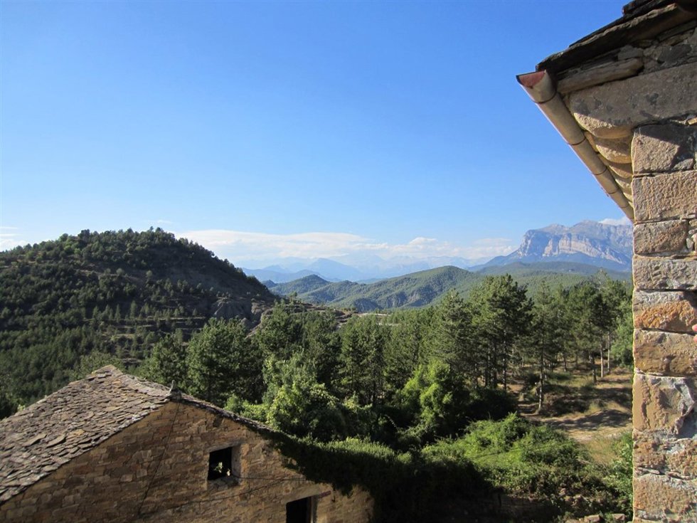 Pueblo y montañas