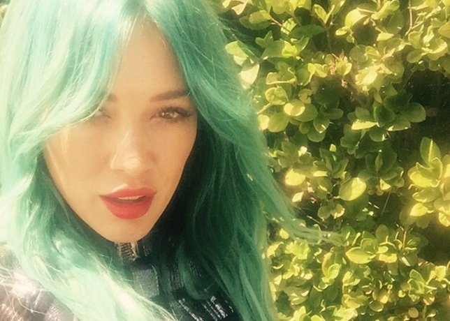 Hilary Duff se tiñe el pelo de verde