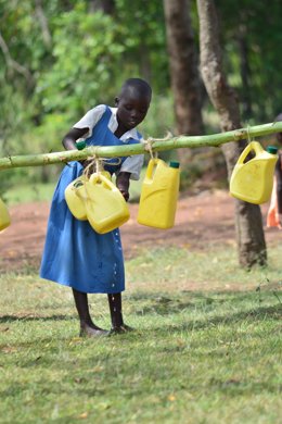 Niña con agua en Kenia