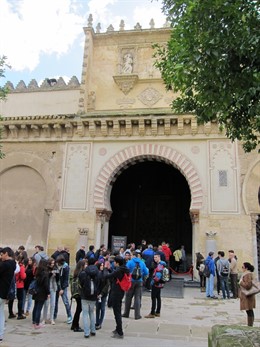 Turistas en el Patio de los Naranjos, ante una de las entradas a la Mezquita