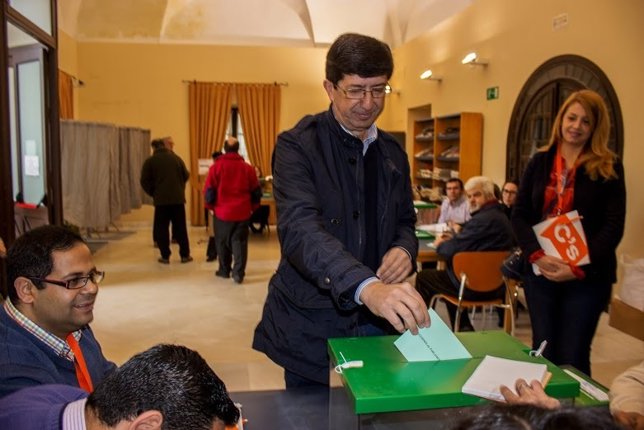 Marín ejerciendo su derecho al voto