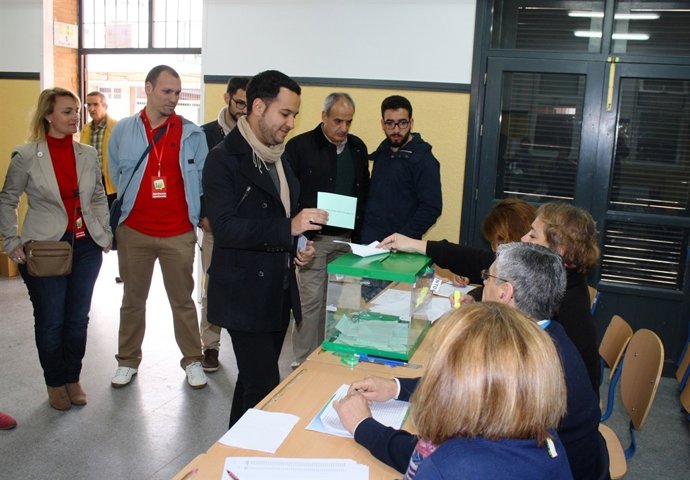 González Rojas votando