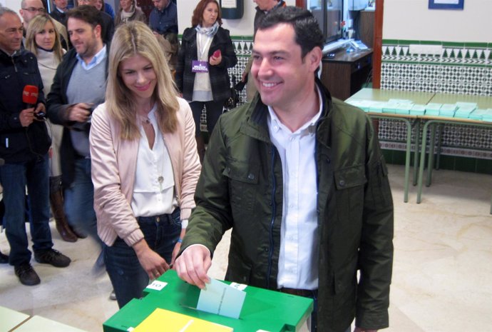 Juanma Moreno PP-A vota junto a su mujer en las elecciones andaluzas 2015