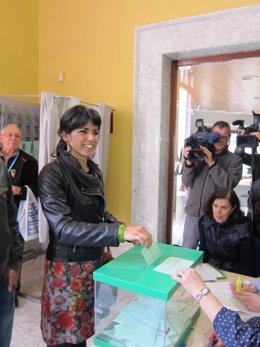 Teresa Rodríguez ejerciendo su derecho al voto en Cádiz