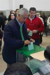Arenas, "muy optimista" con los resultados, cree que se va a abrir "un futuro mejor" para los andaluces