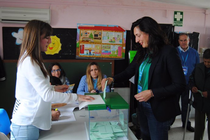Dolores López, ejerciendo su derecho al voto en Valverde del Camino