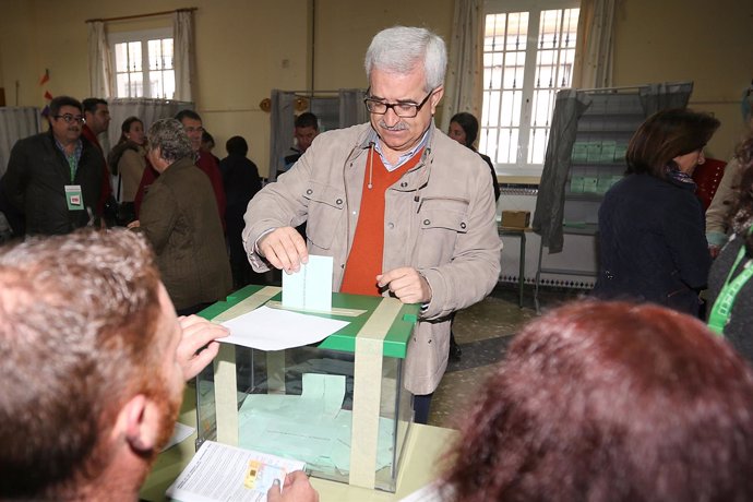 Jiménez Barrios deposita su voto