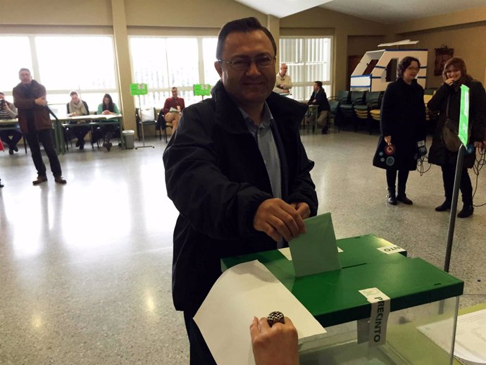 Miguel Ángel Heredia vota en las elecciones andaluzas 2015