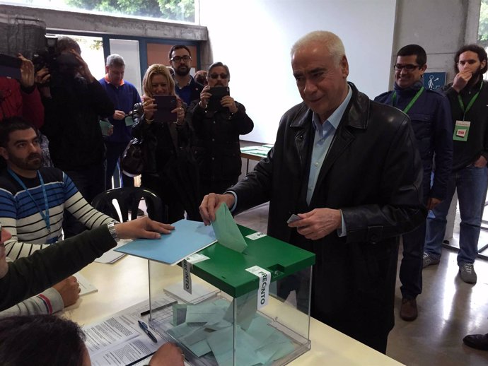 Luciano Alonso votando en las elecciones andaluzas de 2015