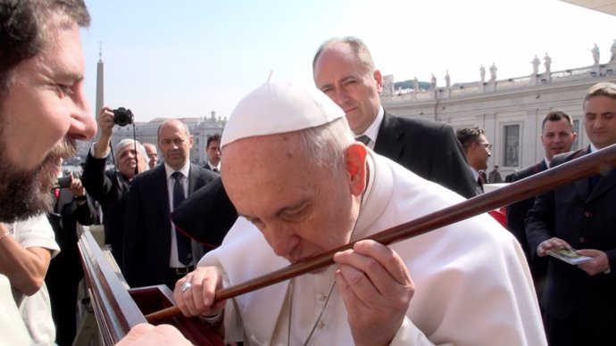 El Papa Francisco besa el bastón de Santa Teresa de Jesús 