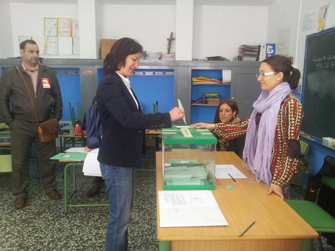 Rosalía Martín ejerciendo su derecho al voto