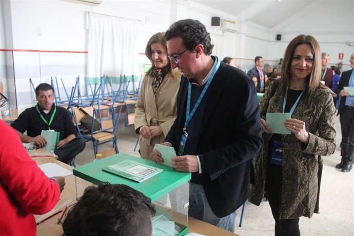 Manuel Andrés Gonzáles votando