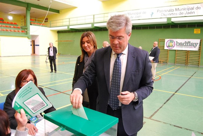 José Enrique Fernández de Moya ejerciendo su derecho al voto, en Jaén. 