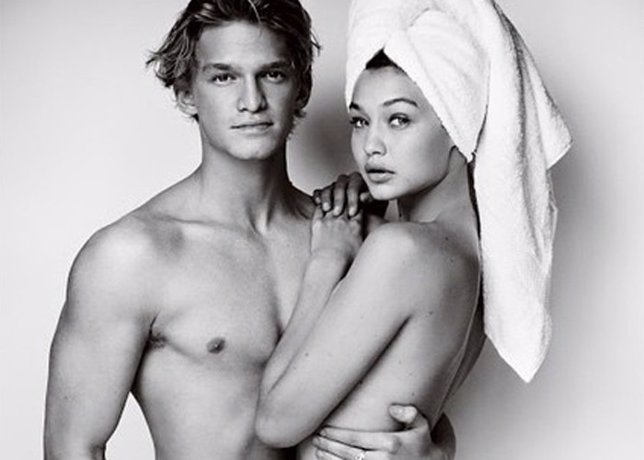 Gigi Hadid y su novio Cody Simpson, desnudos para Mario Testino