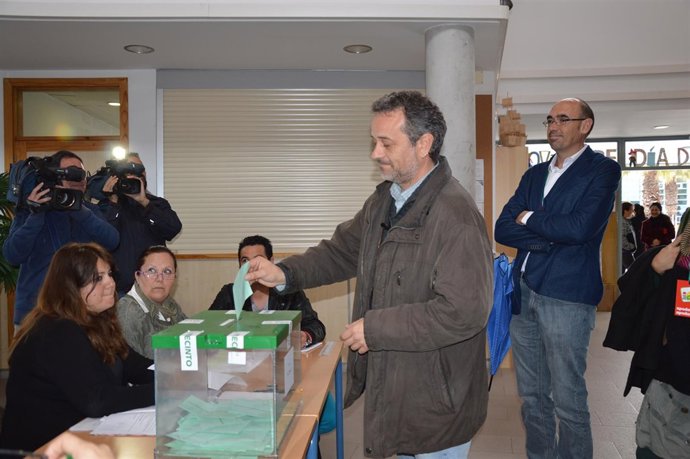 José Antonio Castro, IU, votando en las elecciones andaluzas 2015