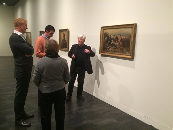 El director de la Albertina, Klaus Albrecht Schröder (izq), visita el Museo Ruso