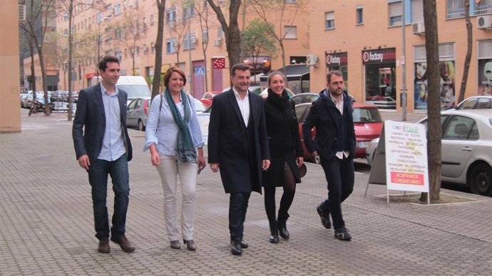 El candidato de IU a la Junta, Antonio Maíllo, con su equipo de campaña.