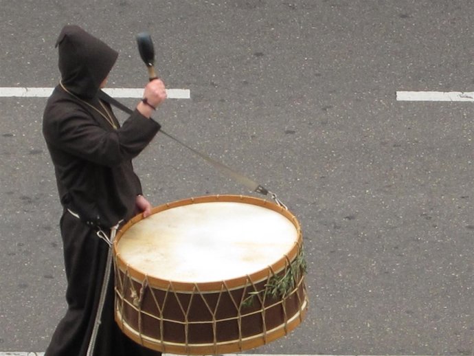 Cofrade Toca El Bombo En Una Procesión En Zaragoza