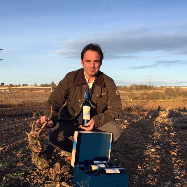 José Luis Villar, export manager de Bodegas Frutos Villar con una botella  