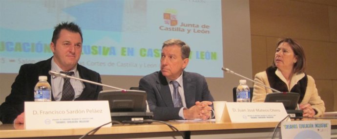 Francisco Sardón (izq), Juan José Mateos y Pilar González en la inauguración