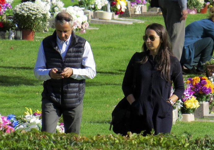 Alejandra Romero Suárez, duquesa en el cementerio con su padre