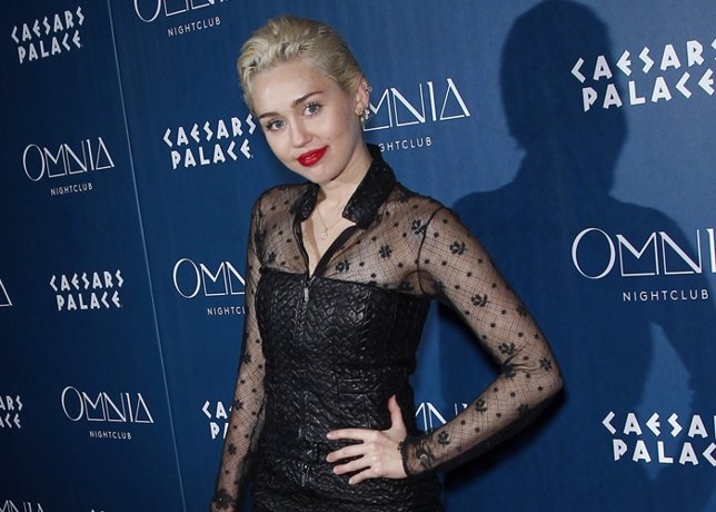 Miley Cyrus lo da en todo en Las Vegas entre rumores de crisis 