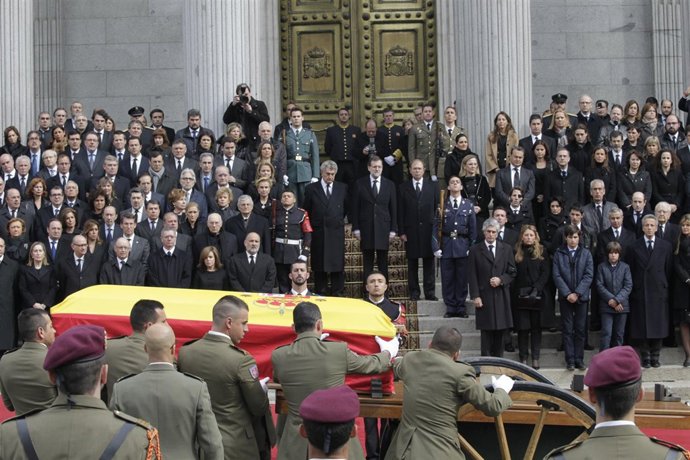El presidente del Gobierno Mariano Rajoy despedida féretro Adolfo Suárez