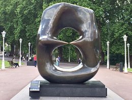 Ovalo con puntos, de Henry Moore