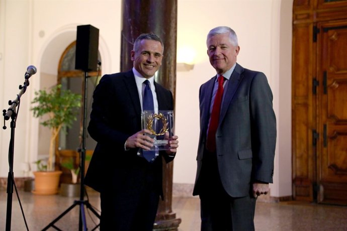 El dtor. De producción de Vueling, Fernando Val, recoge el premio ATN