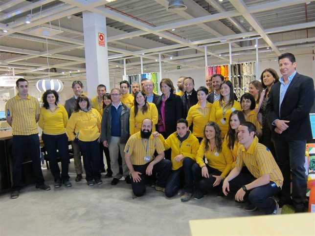 Barcina, junto a responsables de Ikea y trabajadores en el punto de entrega