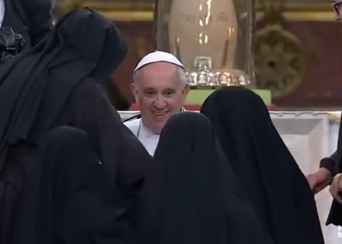 EL PAPA FRANCISCO RECIBE A UNAS FANS ENLOQUECIDAS 