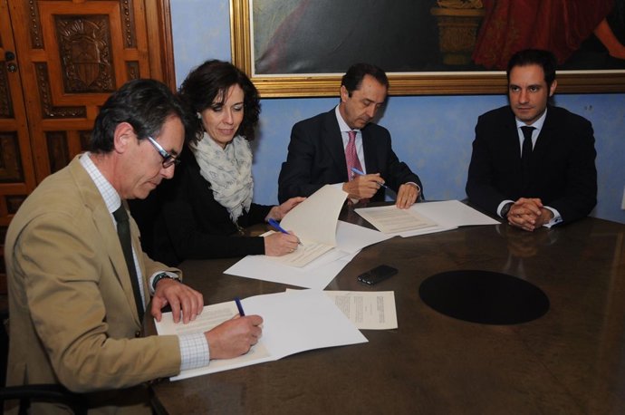 Ceballos y Delgado (centro), entre Torralbo y Criado, durante la firma