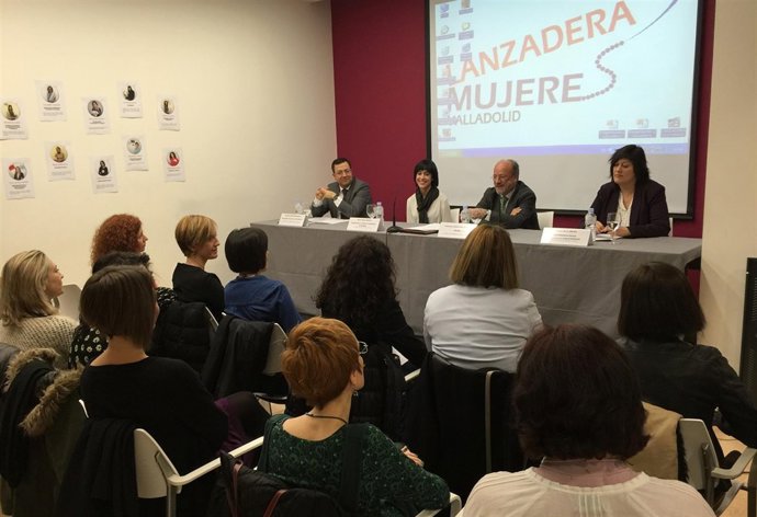 Rueda de prensa de León de la Riva en la Lanzadera de Empleo para Mujeres