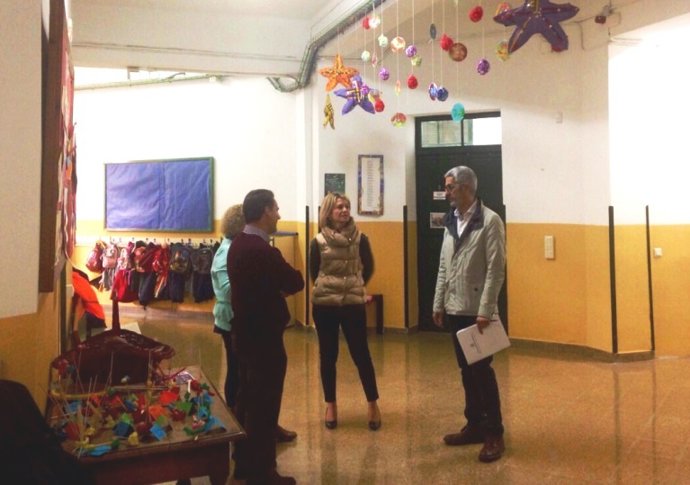 Núria Riera visita un colegio