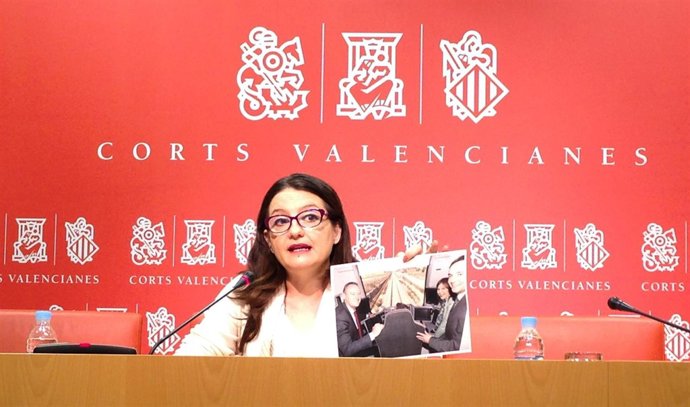 Oltra (Compromís) enseña la foto de Fabra y Bonig en el primer metro a Riba-roja