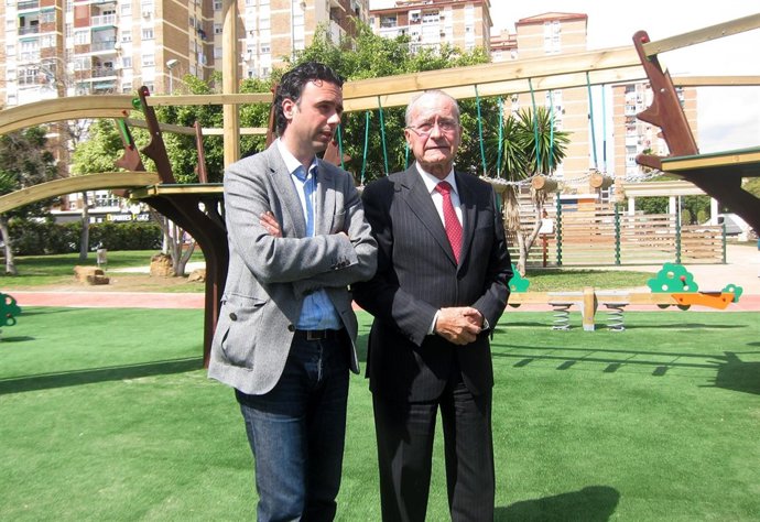 El concejal de Medio Ambiente, Raúl Jiménez, y el alcalde de Málaga, De la Torre