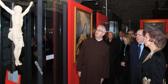 La Reina contempla un Crucificado