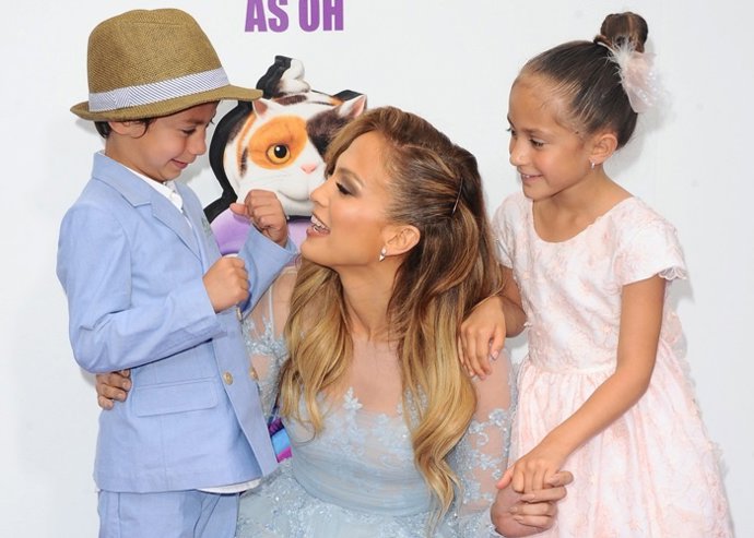 Jennifer Lopez muy atenta de sus peques, Max y Emme en la red carpet