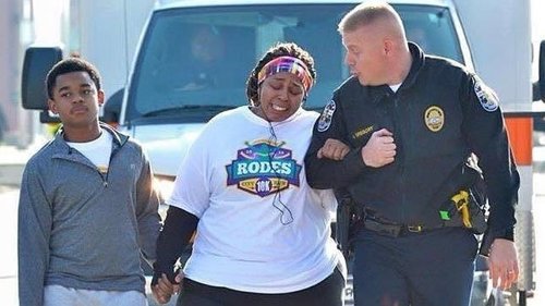 La gesta de una mujer obesa y un policía que emocionó a Facebook