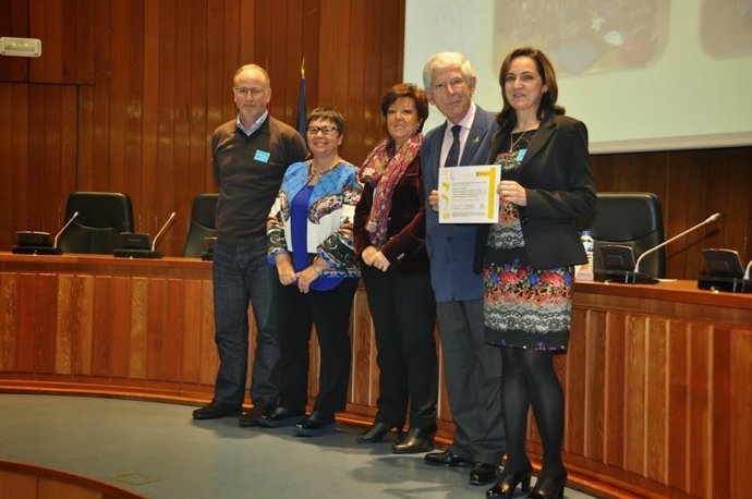 Navarro (izda.) y Montes (dcha.) con la acreditación